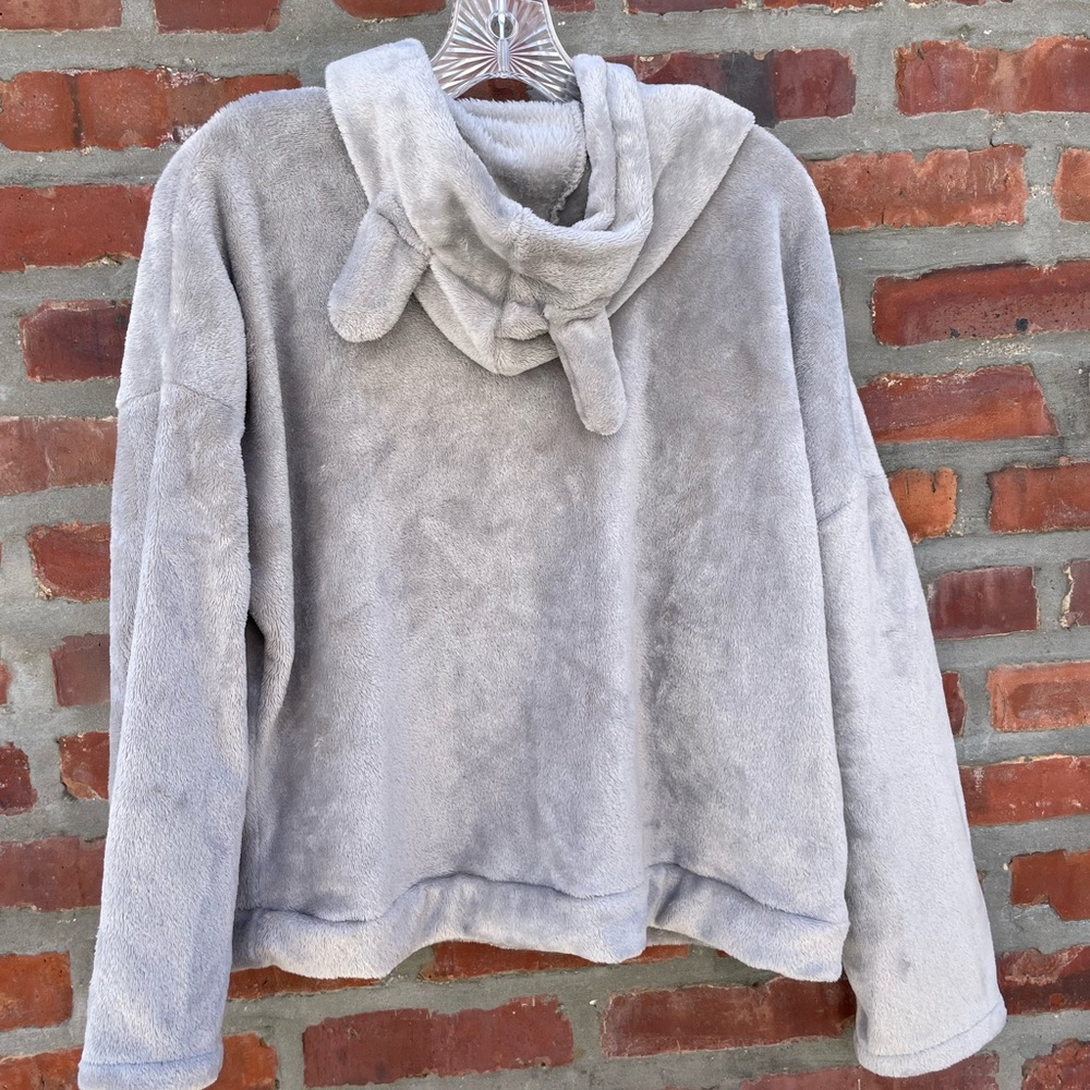 Fuzzy bunny sweatshirt in grey super soft never worn size M